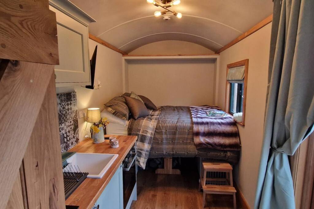 Cosy Owl - Shepherds Hut Longford (Shropshire)