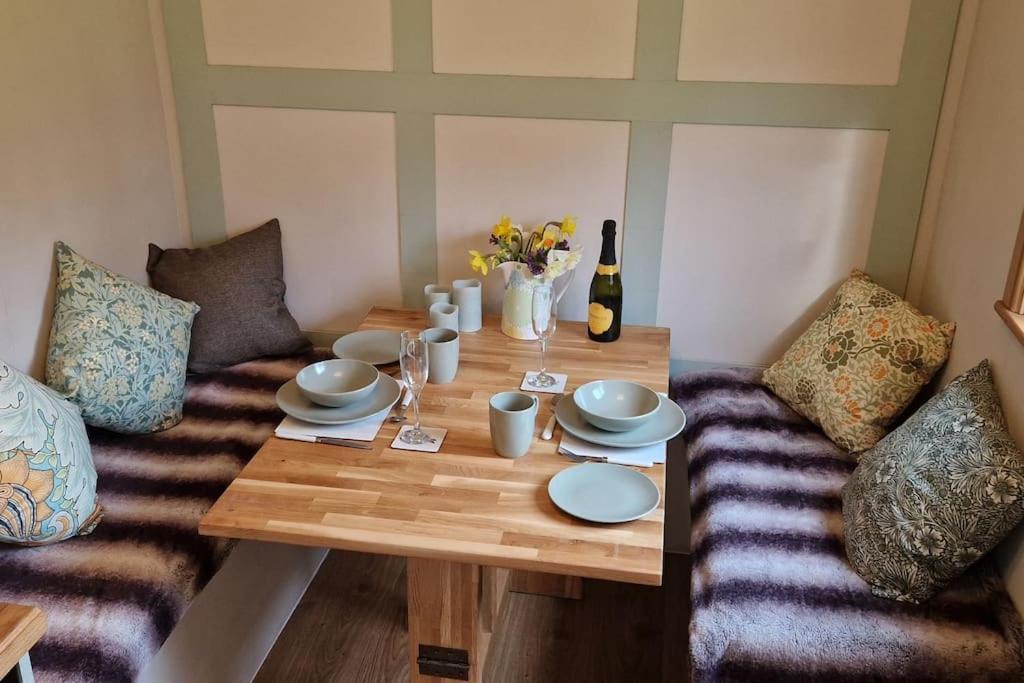 Cosy Owl - Shepherds Hut Longford (Shropshire)