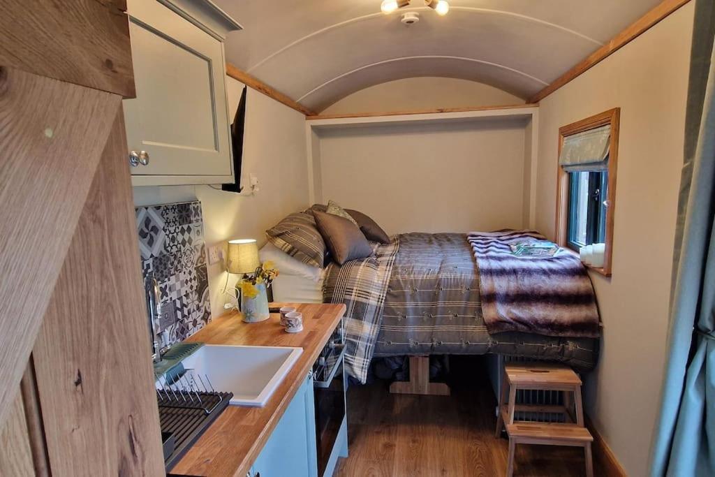 Cosy Owl - Shepherds Hut Longford (Shropshire)