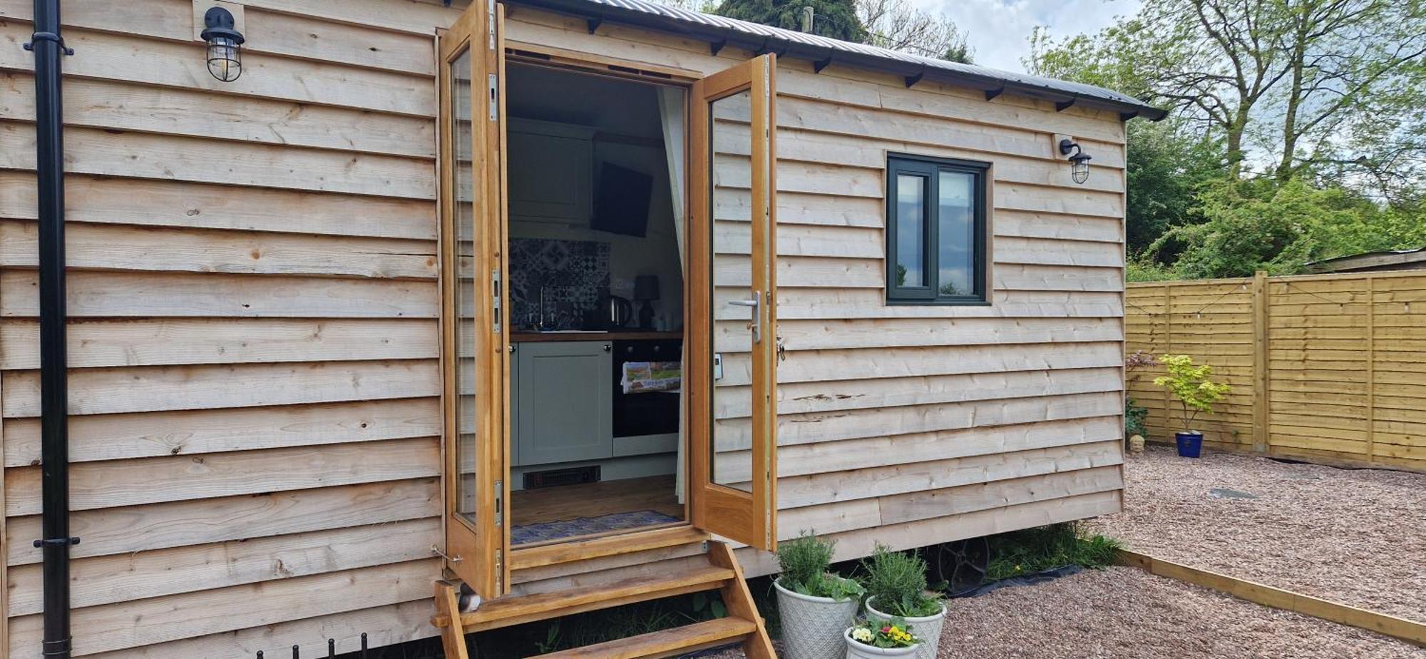 Cosy Owl - Shepherds Hut Holiday home