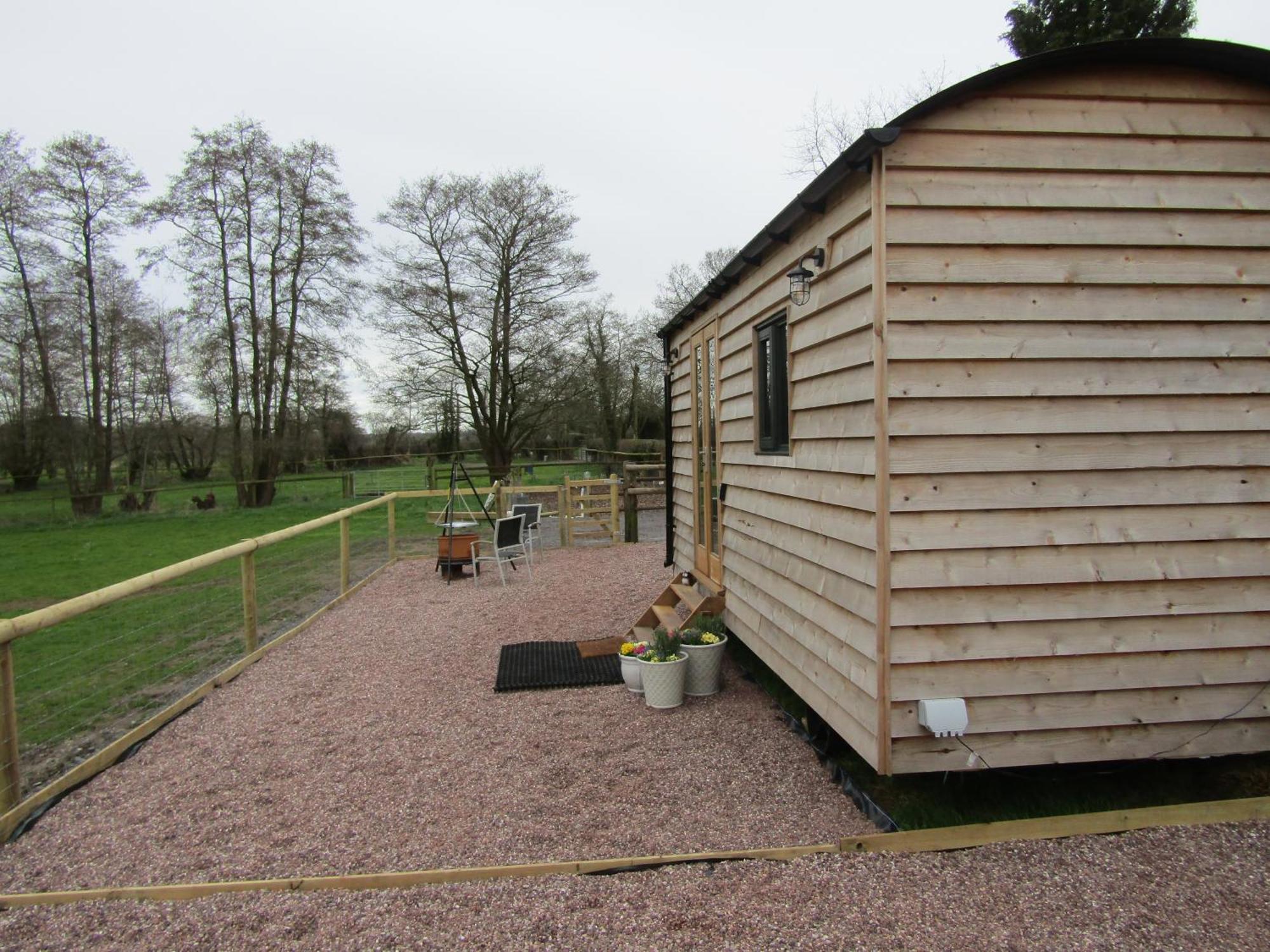 Cosy Owl - Shepherds Hut Holiday home Longford (Shropshire)